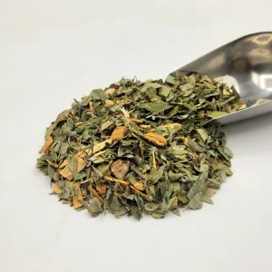 Mélange de plantes médicinales pour tisane acide urique du Docteur Sammut avec une pelle à thé.