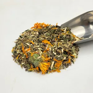 Mélange de plantes médicinales pour allergies au pollen du Docteur Sammut avec une pelle à thé.