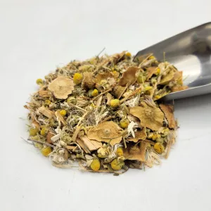 Mélange de plantes médicinales anti-colite du Docteur Sammut, avec une pelle à thé, pour le confort digestif.