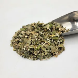 Mélange de plantes médicinales pour tisane anti-diarrhéique formule du Docteur Sammut avec une pelle à thé.