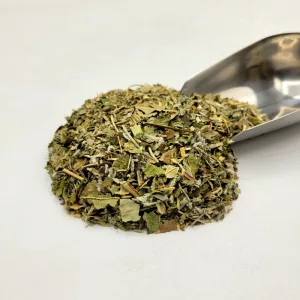 Composition de la tisane bio Articul’Action du Docteur Sammut pour le confort articulaire et l'arthrose avec une pelle à thé.