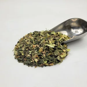 Mélange de plantes bio pour le sommeil des bébés formulé par le Docteur Sammut avec une pelle à thé.