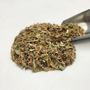 Composition de la tisane pour calculs rénaux du Docteur Sammut, avec une pelle à thé, dans une herboristerie.