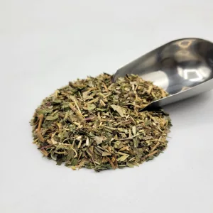 Composition de la tisane bio anti-cellulite du Docteur Sammut avec plantes sèches vrac et pelle à thé.