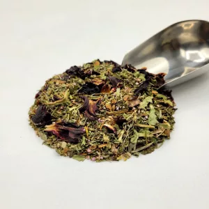 Mélange de plantes médicinales bio pour infusion urinaire avec une pelle à thé, formulation herboristerie Docteur Sammut.