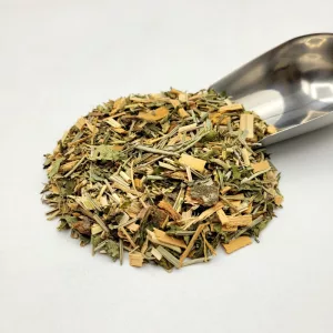 Tisane bio Dégrise-moi montrant le mélange de plantes médicinales et une pelle à thé pour la récupération après alcool.