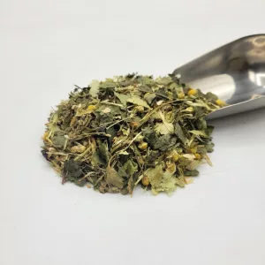 Mélange de plantes médicinales de la tisane Good Night du Docteur Sammut avec une pelle à thé, pour passer une nuit paisible.