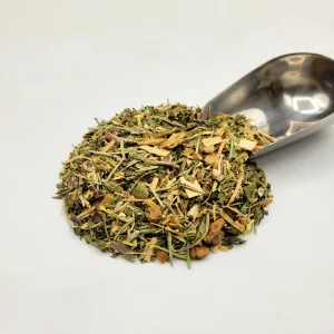 Tisane bio Hépato Détox montrant le mélange de plantes médicinales et une pelle à thé pour le nettoyage du foie et de l'organisme.