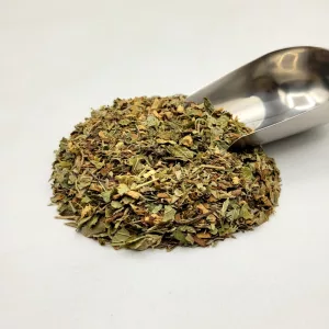 Composition de la tisane bio Immuno Protect avec des plantes médicinales en vrac et pelle à thé pour le renforcement immunitaire.