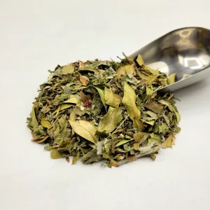 Mélange de tisane bio Insulinette du Docteur Sammut pour le diabète avec sa composition de plantes médicinales et une pelle à thé.
