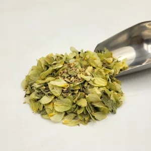 Composition de la tisane bio La Lactaforme du Docteur Sammut pour stimuler la lactation avec une pelle à thé.