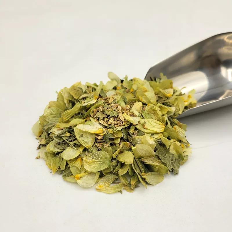 Composition de la tisane bio La Lactaforme du Docteur Sammut pour stimuler la lactation avec une pelle à thé.