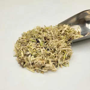 Mélange de plantes médicinales bio La Mater'Constip de l'herboristerie du Docteur Sammut avec une pelle à thé.