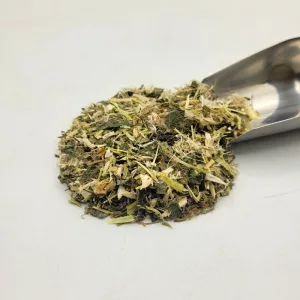 Mélange de plantes médicinales bio La Mater'Gastrique du Docteur Sammut, avec une pelle à thé, pour soulager les remontées acides de la grossesse.
