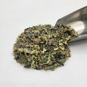 Composition de la tisane bio La Mater'Quiétude du Docteur Sammut avec plantes sèches relaxantes et pelle à thé.