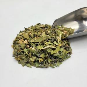 Composition de la tisane bio Minc’Alors du Docteur Sammut avec plantes sèches et pelle à thé.