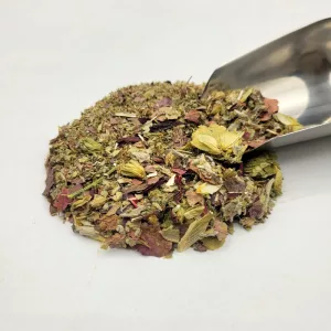 Mélange de plantes médicinales bio La Miniméno du Docteur Sammut pour la ménopause avec une pelle à thé.