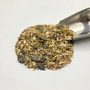 Mélange de plantes médicinales bio Prost'Active du Docteur Sammut pour le confort de la prostate avec une pelle à thé.