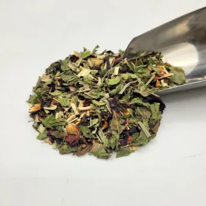 Mélange de plantes médicinales pour tisane rafraîchissante du Docteur Sammut avec une pelle à thé.