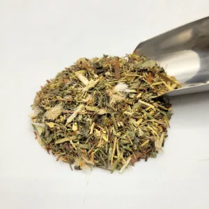 Composition de tisane herboristerie du Docteur Sammut pour la régulation du fer avec une pelle à thé.