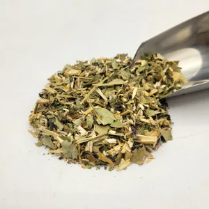 Tisane bio Relax'Active du Docteur Sammut en vrac, avec une pelle à thé, pour faciliter le transit intestinal.