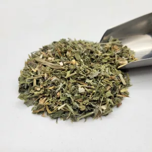 Composition de la tisane capillaire du Docteur Sammut, avec une pelle à thé, pour stimuler la pousse des cheveux.