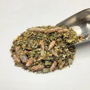 Composition de la tisane pectorale du Docteur Sammut avec plantes médicinales sèches et pelle à thé.