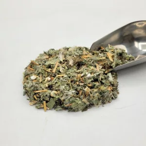 Composition de la tisane herboristerie du Docteur Sammut contre les calculs biliaires avec une pelle à thé.