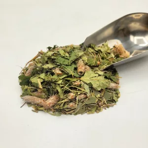 Composition de la Tisane Fumeur du Docteur Sammut dans un contenant avec une pelle à thé pour une cure de détoxification pulmonaire.