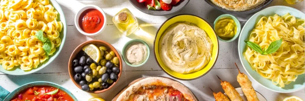 Alimentation méditerranéenne riche en fruits, légumes, huile d'olive et aliments naturels favorisant la santé