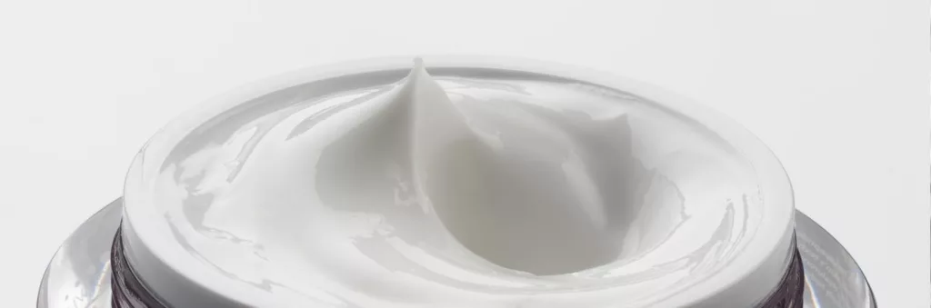 Conseils pour choisir une crème de jour ou de nuit et prendre soin d’une peau sèche ou craquelée